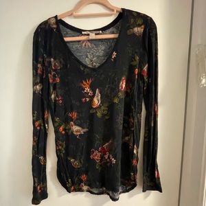 Vneck shirt with bird print
